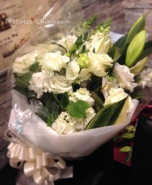お祝いパーティーに真っ白な花束｜「フローリストちんかえん」　（兵庫県神戸市中央区の花キューピット加盟店 花屋）のブログ